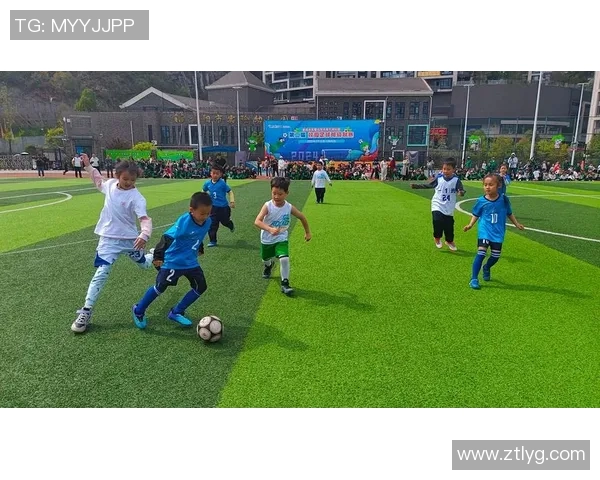 帅小伙勇闯绿茵场与足球明星展开惊心动魄的单挑对决之旅