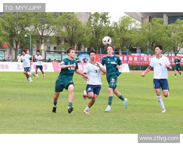 阳光帅气的足球明星男孩展现青春活力与运动魅力