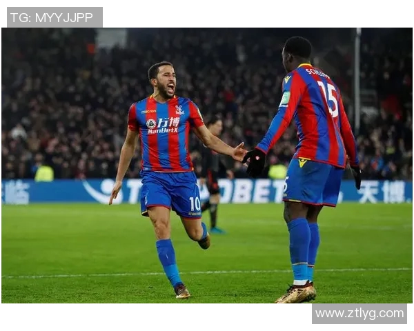 五位足球明星身穿制服的精彩瞬间展示与解析