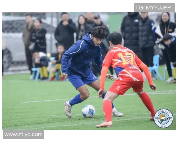 足球明星与路人激情对决街头踢球视频引发热议与欢笑